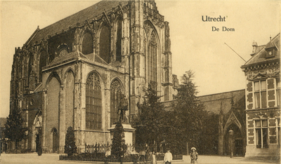 3030 Gezicht op de Domkerk te Utrecht vanaf het Domplein uit het zuidwesten.
